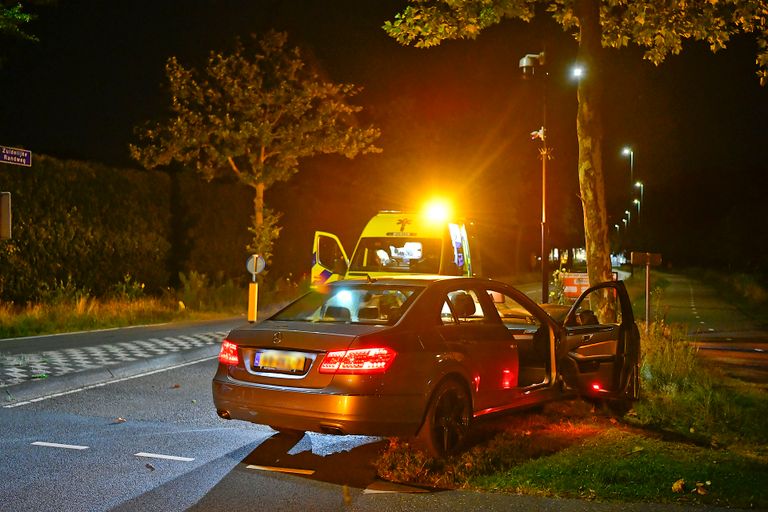 De bestuurder is voor behandeling naar een ziekenhuis gebracht (foto: Rico Vogels/SQ Vision).