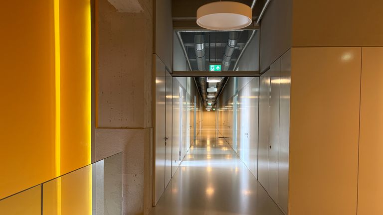 Vroeger liepen in deze gang Philips-medewerkers (foto: Rogier van Son).