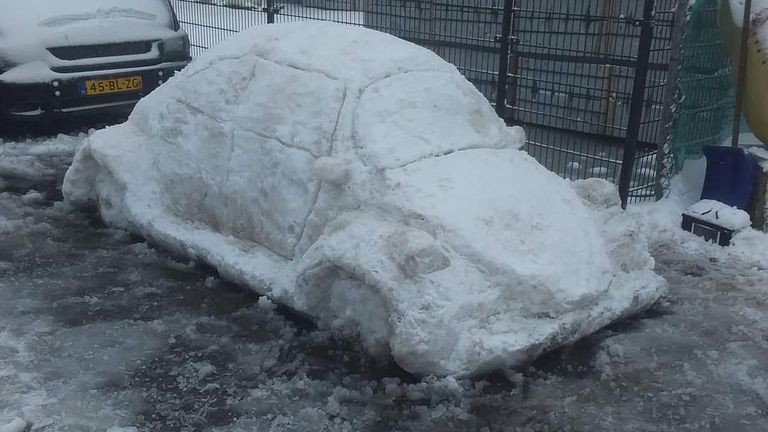 Je kunt natuurlijk een sneeuwpop of iglo's maken van de sneeuw, maar de vader van Esmee de Koning had een ander idee. "Hij heeft een kever gemaakt van sneeuw", laat ze vol trots weten. Terechte trots, kijk maar eens naar de foto!