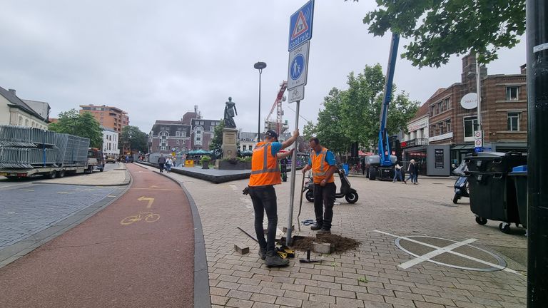 Sommige verkeersborden lieten zich lastig verwijderen