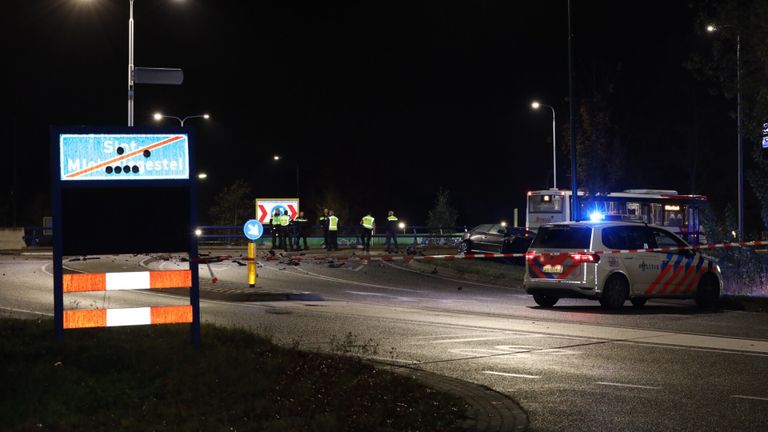 De crash vond plaats op de rotonde van de Bosschebaan, vlakbij de Hoogstraat in Sint-Michielsgestel (foto: Sander van Gils/SQ Vision).