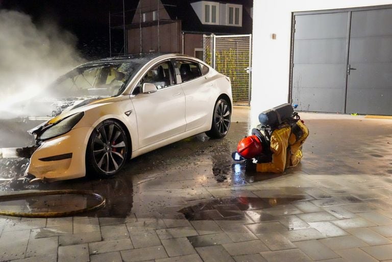 De brandweer bluste de Tesla aan de Martinalidonk in Helmond (foto: Harrie Grijseels/SQ Vision).