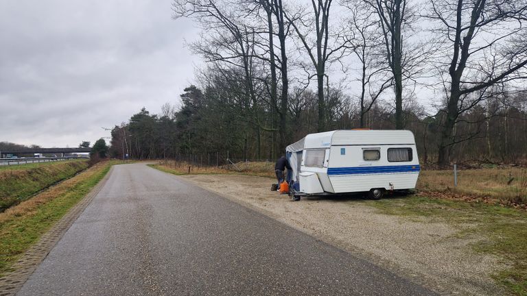 Frank (39) zwerft sinds 28 november rond met zijn caravan (foto: Noël van Hooft)