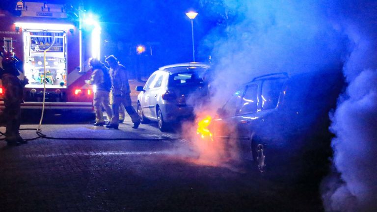 De brandweer kon niet voorkomen dat de auto aan het Baroniehof in Helmond verloren ging (foto: Harrie Grijseels/SQ Vision).