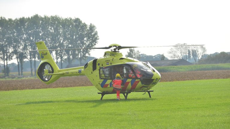 Vanwege de ernst van de situatie kwam een traumaheli naar de Kraaiendijk in Someren (foto: Johan Bloemers/SQ Vision).