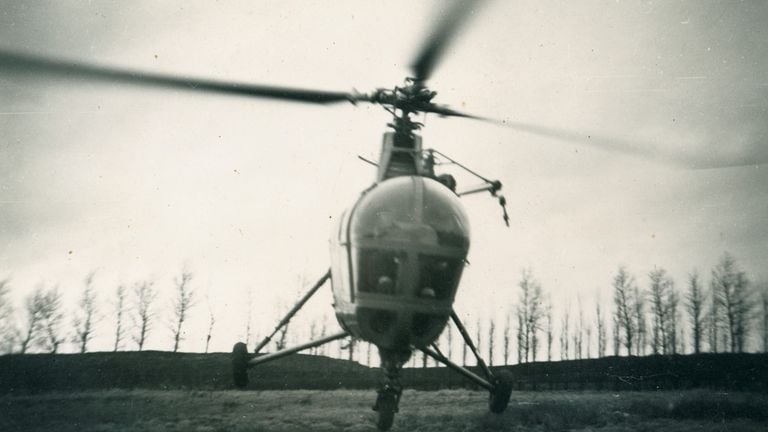 Een militaire helikopter tijdens de hulpverlening na de dijkdoorbraak (foto: Albert Weijenberg).