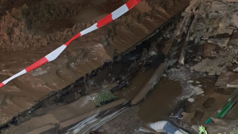 Ook onder het asfalt stroomde het zand weg (foto: Melissa Noordijk).