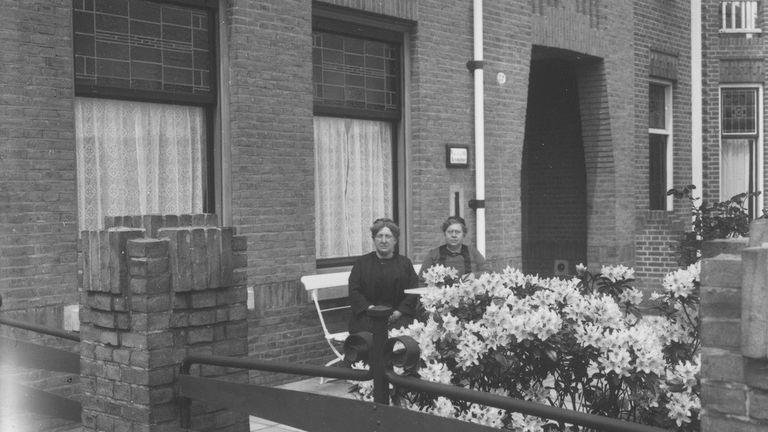 Johanna Ledel en Florina Troch voor hun woning (collectie Regionaal Archief Tilburg)