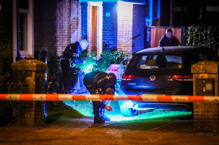 De politie doet onderzoek bij het huis aan de Elzentlaan in Eindhoven (foto: SQ Vision).