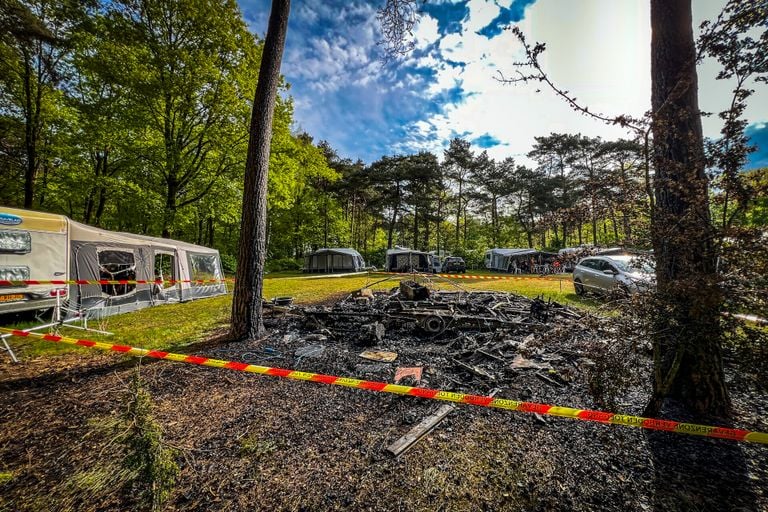 Er bleef niet veel over van de caravan (foto: SQ Vision).