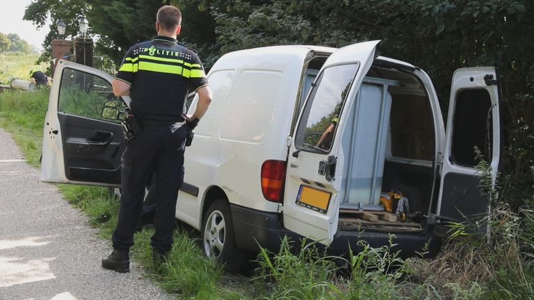 In de bodem van de bestelbus stak een slangetje uit, waarmee al rijdend drugsafval gedumpt kon worden (beeld: Christian Traets).