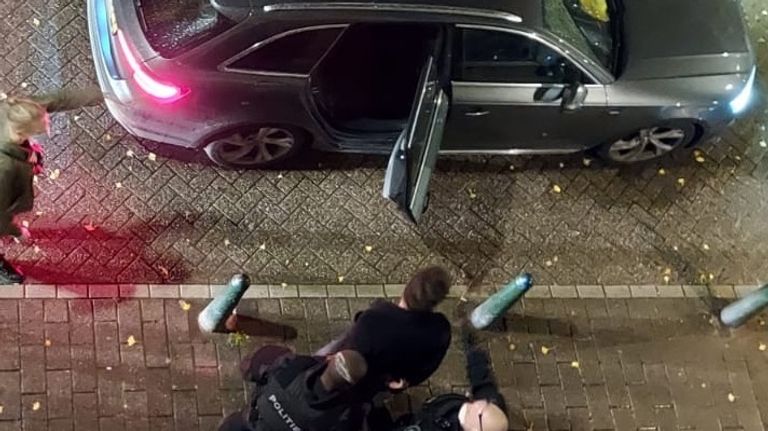 Beeld van de arrestatie in Den Haag (foto: Omroep West).