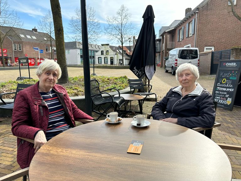 Toos en Corrie van Chaam zitten in Gilze al op het terras