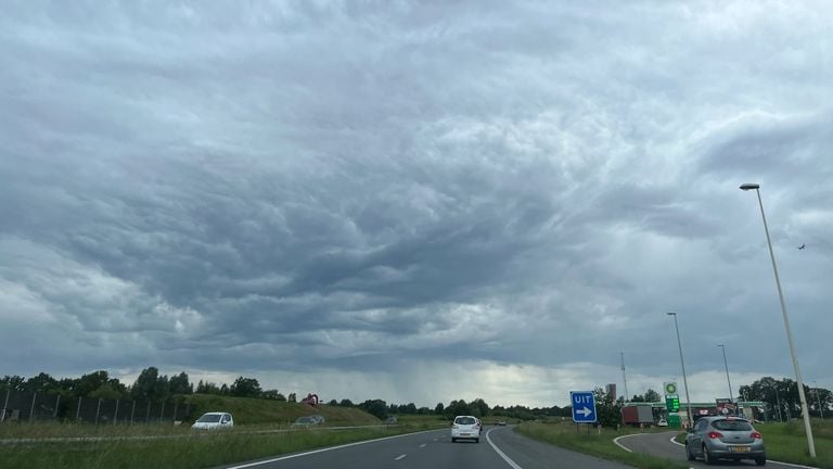 索恩附近的 A50 高速公路上发生强雷暴，埃因霍温上空则下着雨（照片：Stan Smits）。