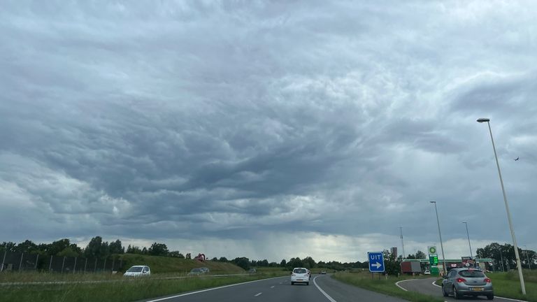 Flinke onweersbuien vanaf de A50 bij Son terwijl de regen boven Eindhoven valt (foto: Stan Smits).