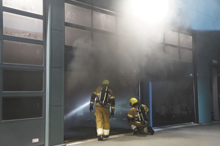 Bij de brand in de garage in Den Bosch kwam veel rook vrij (foto: Bart Meesters).