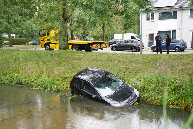 Auto belandt in het water (Foto: Bart Meesters/SQ Vision)