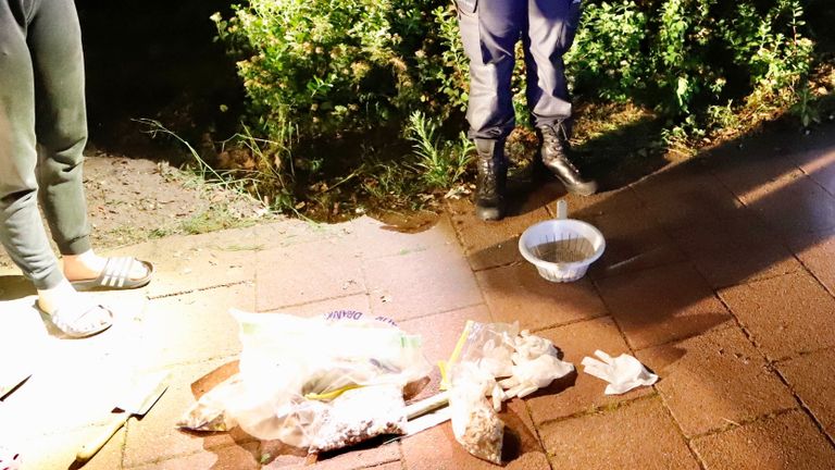 Buurtbewoners bleven tot in de nacht bezig met het opruimen van de tabletten in Cuijk (foto: SK-Media).