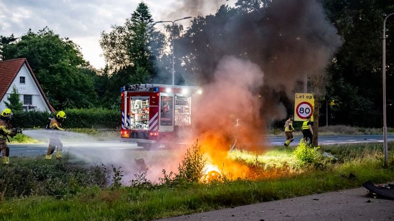 De auto waarin het slachtoffer zat, vatte vlam (foto: Jack Brekelmans/SQ Vision).