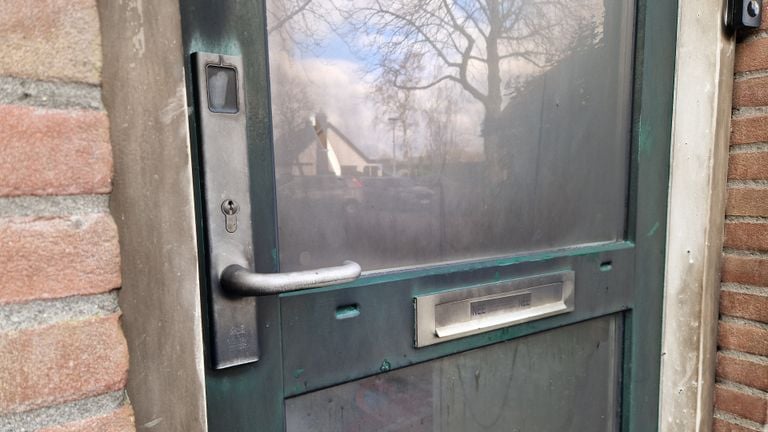 De deur van het huis is beschadigd en vol met roet (foto: Omroep Brabant)