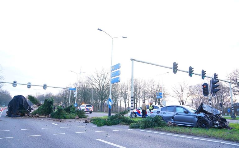 Het ging mis op de kruising van de N65 met de Heusdensebaan bij Biezenmortel (foto: Bart Meesters).