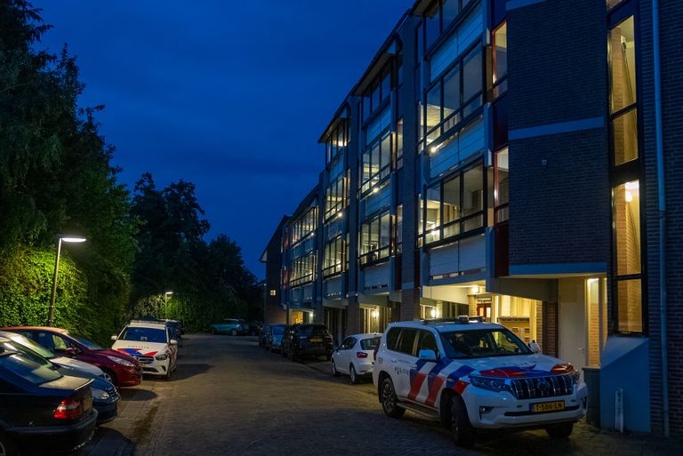 Na de ontploffing kwamen meerdere politieauto's naar de Schildersstraat in Vlijmen (foto: Iwan van Dun/SQ Vision).