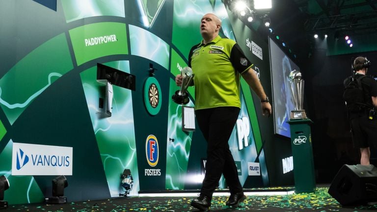 Michael van Gerwen met de trofee van de runner-up (foto: PDC, Taylor Lanning).