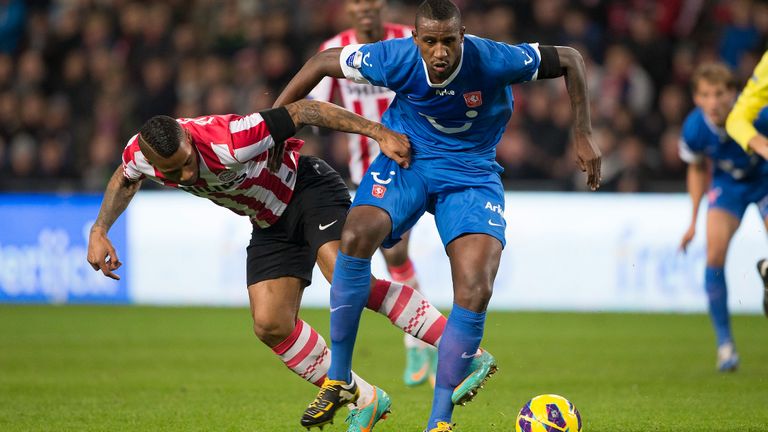 Douglas in betere tijden tegen PSV'er Lens.