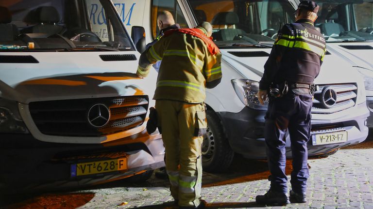 Brandweer en politie doen onderzoek (foto: Gabor Heeres/SQ Vision).