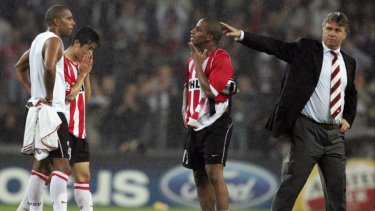 PSV-spelers en trainer Guus Hiddink balen na de uitschakeling tegen AC Milan (foto: ANP). 