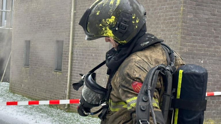 Brandweerlieden komen zwart van het roet naar buiten (foto: Bart Meesters/SQ Vision).