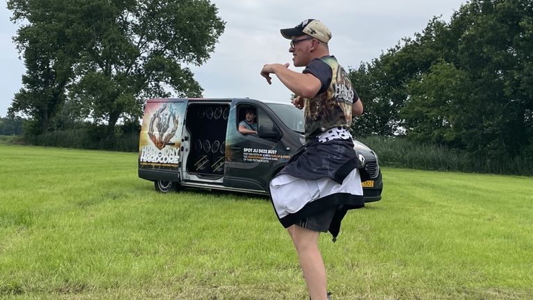 Ook deze festivalganger is helemaal in zijn element (foto: Omroep Brabant). 