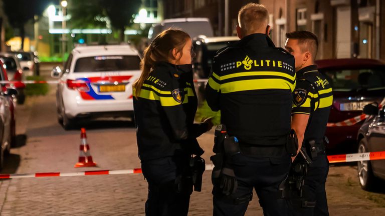 Politieoverleg na de beschieting van het huis in Oss (foto: Gabor Heeres/SQ Vision).