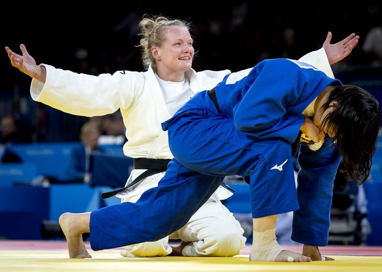 Judoka Sanne van Dijke viert haar zege op Saki Niizoe (foto: ANP 2024/ Remko de Waal).