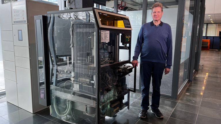 De eerste chipmachine in de hal bij ASML (foto: Rogier van Son).