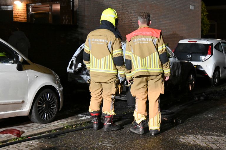 De brandweer was snel aanwezig maar kon niet voorkomen dat de auto verloren ging (foto: Perry Roovers/SQ Vision). 