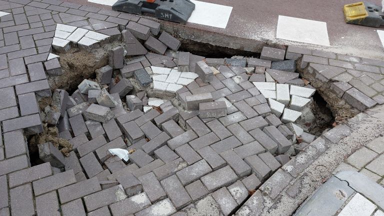 Het sinkhole op de kruising van de Hendrik Staetslaan met de Doctor Berlagelaan (foto: Tom Berkers).