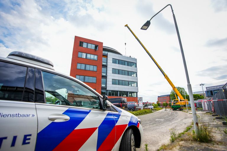 Met een hijskraan worden de spullen uit het bedrijfsgebouw in Best gehaald (foto: SQ Vision).