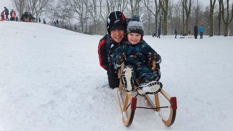 Onderaan de heuvel kun je lekker rustig sleeën (foto: Lola Zopfi).