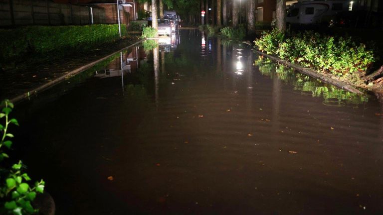 Sommige straten in Vlijmen veranderden vrijdagavond in rivieren (foto: Bart Meesters).