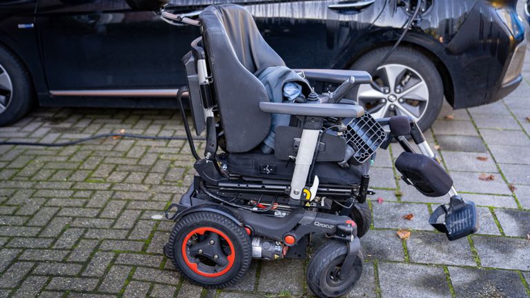 De auto raakte de rolstoel maar net, maar toch sloeg die om (foto: Iwan van Dun/SQ Vision).