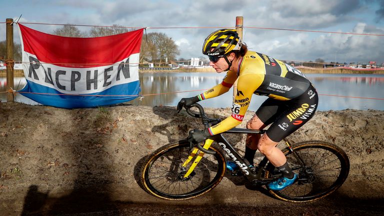 Marianne Vos op weg naar de nationale titel veldrijden in Rucphen (foto: ANP / Bas Czerwinski).