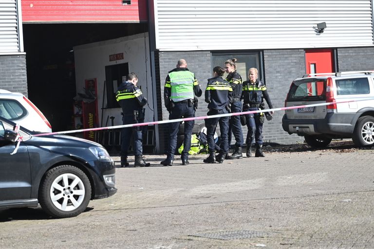 De politie doet onderzoek aan de Trekpot in Breda (foto: Perry Roovers/SQ Vision).