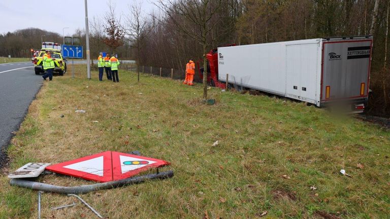 De vrachtwagen belandde bij Boxtel in de berm (foto: Bart Meesters).