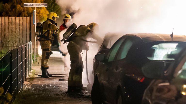 Bij de autobrand in Berghem kwam veel rook vrij (foto: Gabor Heeres/SQ Vision).