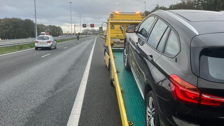 De auto met pech op de A65 is getakeld (foto: X/Wis_Robert).