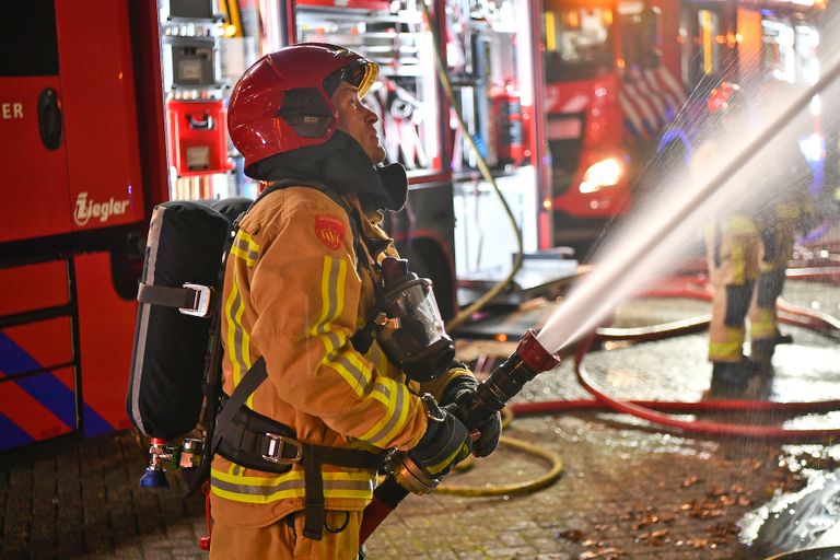 Het vuur werd met man en macht bestreden (foto: Rico Vogels/SQ Vision).