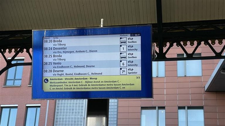 Via informatieborden worden reizigers gewezen op het vervangend vervoer richting Tilburg (foto: Eva de Schipper).
