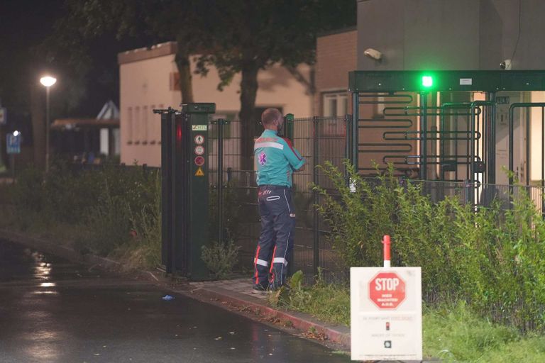 De steekpartij op het terrein van het azc in Budel vond plaats rond middernacht (foto: WdG/SQ Vision).