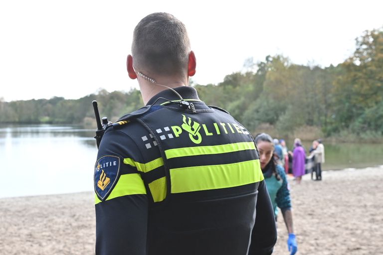 De man werd uit het water van natuurplas Galderse Meren bij Breda gehaald (foto: Perry Roovers SQ Vision Mediaprodukties).